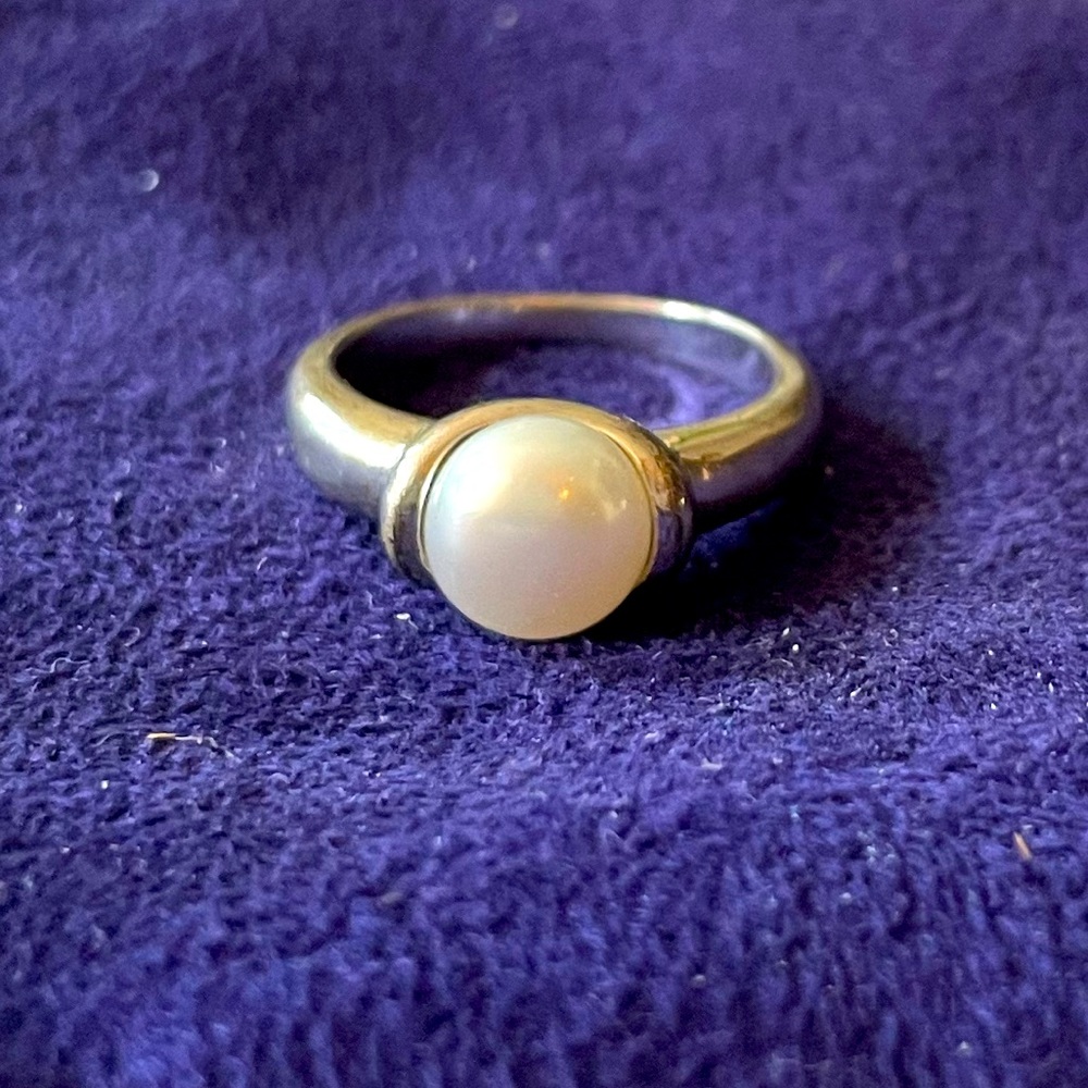 Solitaire fresh pearl ring